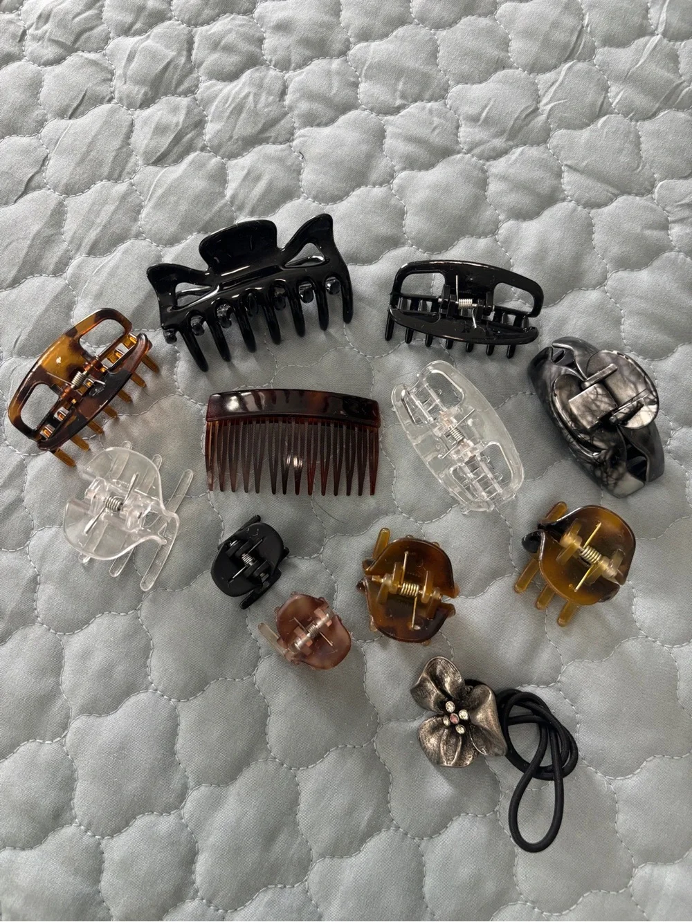 Assorted Hair (12) Claw Clips and Comb -Multi-Color -purchased but didn’t work!